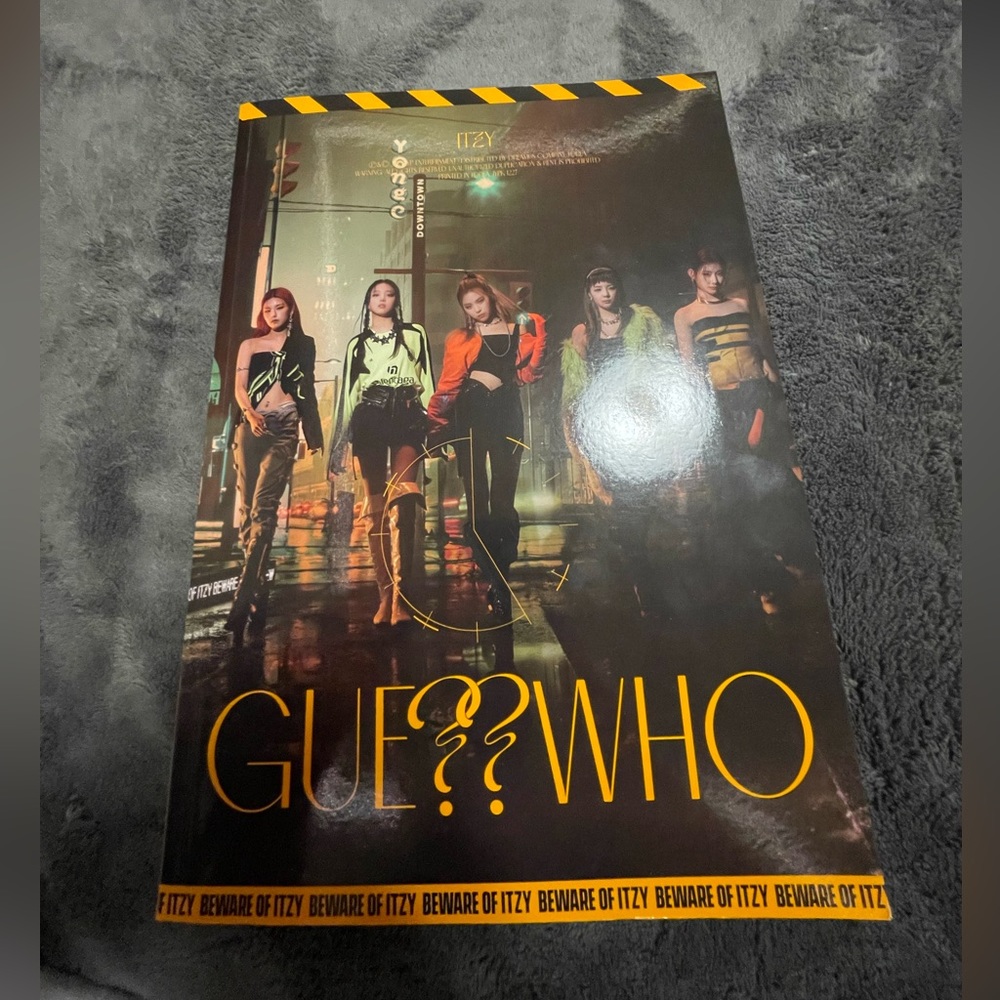 ITZY mini album GUESS WHO